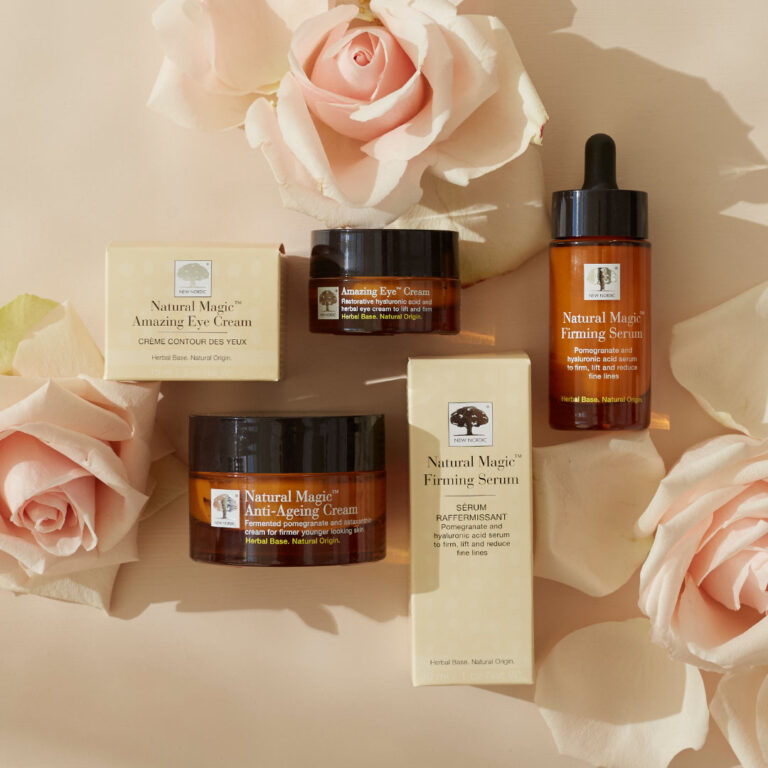 Producten uit de Natural Magic™ serie met lichtroze rozen op lichte achtergrond.