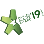 Awardbadge met tekst Danish Beauty Award winnaar 2019 met groene stervormige grafische vorm.