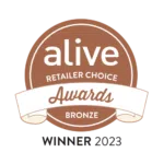 Alive Retailer Choice Awards bronzen winnaar badge in ronde bruine vorm met lint en tekst winnaar 2023.