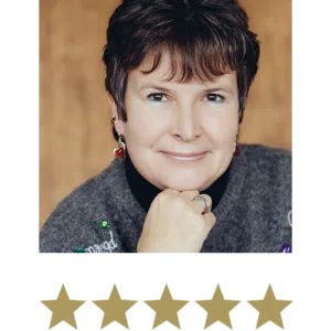 Portret van een glimlachende vrouw met vijf sterren eronder.