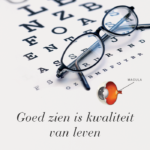 Bril op een oogtestkaart met een illustratie van het oog en de tekst Goed zien is kwaliteit van leven.