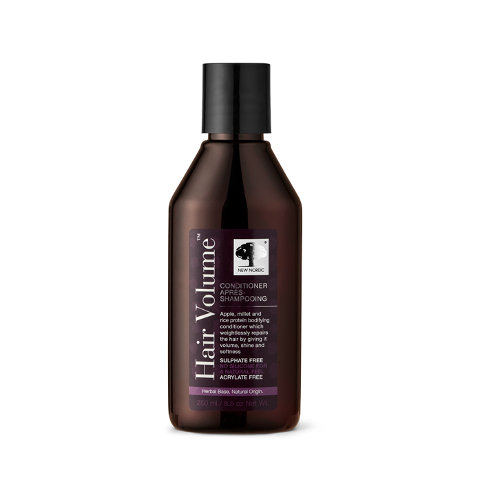 I_webpackshot_hairvolume_conditioner_new_bottle New Nordic Hair Volume™ Conditioner in flacon met appel en rijstproteïne, helpt het haar te voeden, herstellen en volume te ondersteunen.