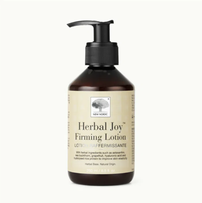 Screenshot 2026-04-28 at 07.55.23 New Nordic Herbal Joy™ Firming Lotion in pompflacon met kruideningrediënten op een lichte achtergrond.