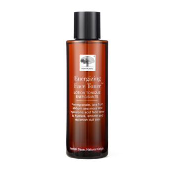 New Nordic Energising Face™ Toner met granaatappel, rood zeewier en hyaluronzuur, helpt de huid te hydrateren, verzachten en laten stralen.