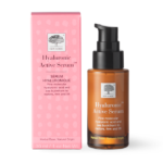 New Nordic Hyaluronic Active™ Serum met hyaluronzuur, duindoorn en squalaan, helpt de huid te verzorgen en hydrateren.