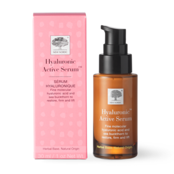 New Nordic Hyaluronic Active™ Serum met hyaluronzuur, duindoorn en squalaan, helpt de huid te verzorgen en hydrateren.
