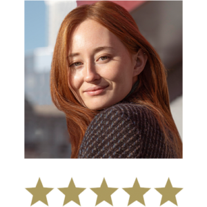 Glimlachende testimonial met vijf sterren eronder.