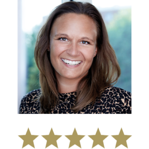 Glimlachende testimonial met vijf sterren eronder.