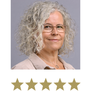 Glimlachende testimonial met vijf sterren eronder.