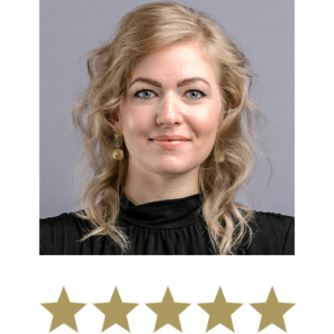 Glimlachende testimonial met vijf sterren eronder.