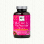 Packshot van New Nordic Hair, Skin & Nail Support™ Gummies met aardbei- en frambozensmaak.