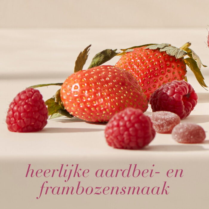 Aardbeien, frambozen en gummies met de tekst "heerlijke aardbei- en frambozensmaak".