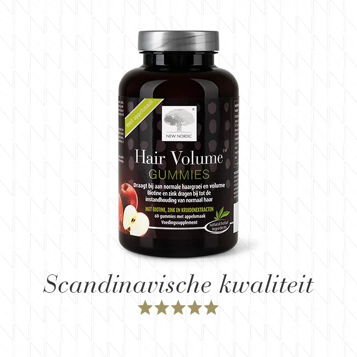 w_HairVolumeGummies_60_Front_NL_Tile1 Hair Volume™ Gummies-verpakking met Scandinavische kwaliteit en vijf sterren op een lichte achtergrond.