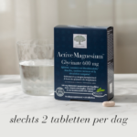 Active Magnesium™ Glycinate 600 mg met glas water en tablet.