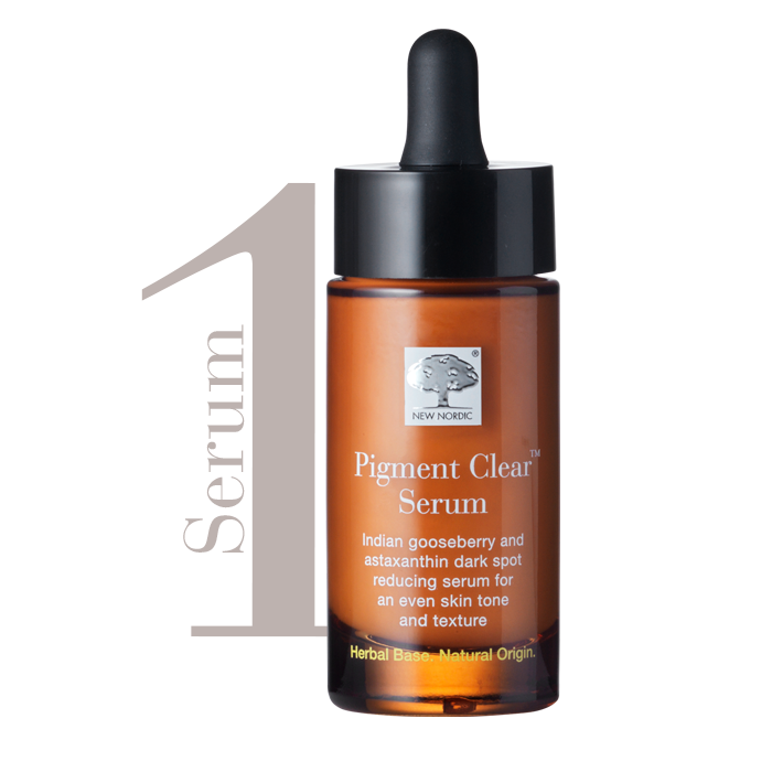 Pigment Clear™ Serum weergegeven als stap 1 in een huidverzorgingsroutine, helpt een egale huidteint te ondersteunen.