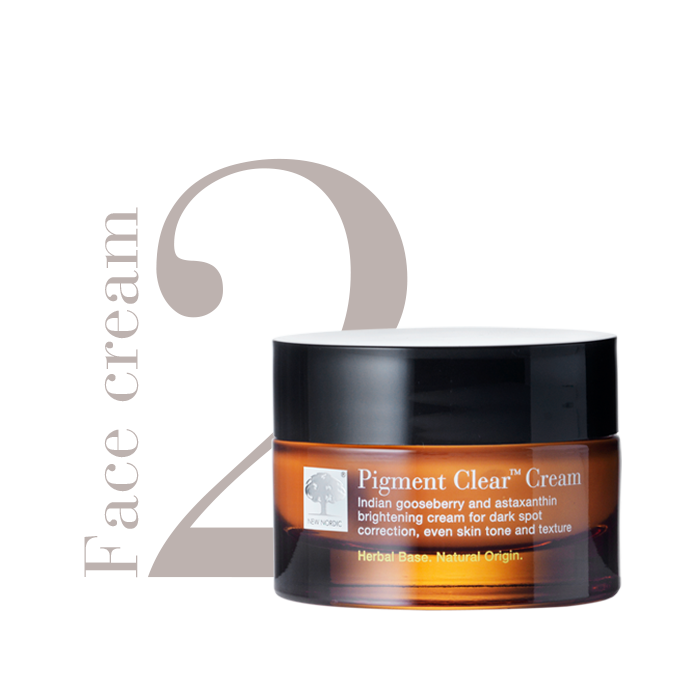Pigment Clear™ Cream weergegeven als stap 2 in een huidverzorgingsroutine, helpt een egale huidteint te ondersteunen.