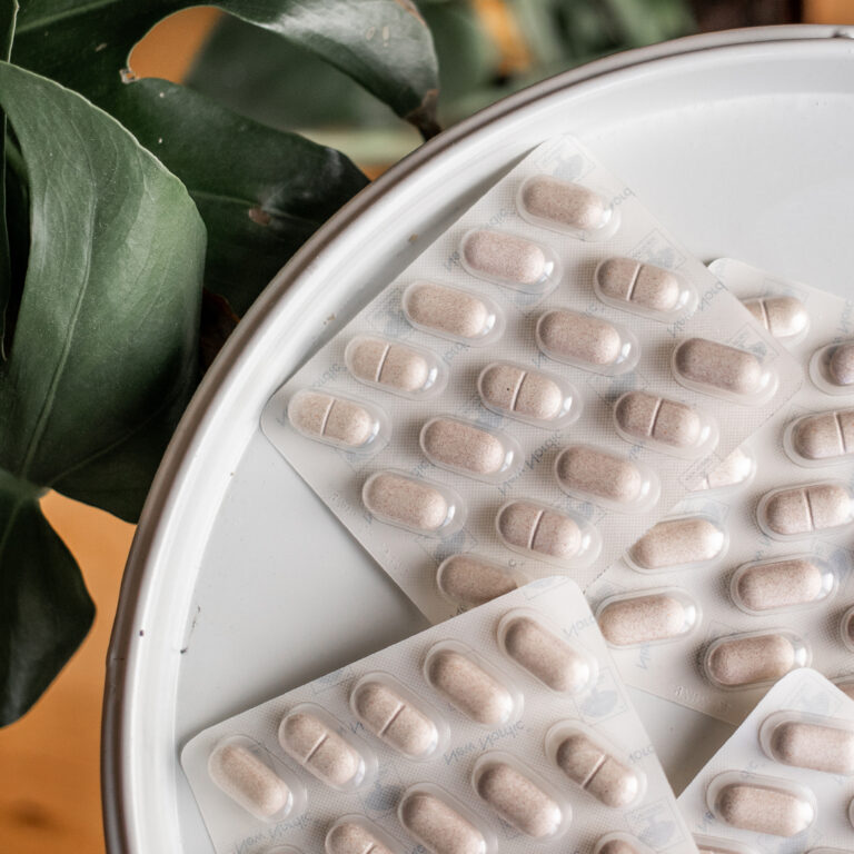 Tabletten op een tafel.