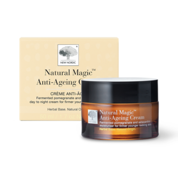 New Nordic Natural Magic™ Anti-Ageing Cream met granaatappel, astaxanthine en zonnebloemolie, helpt de huid te verzorgen en hydrateren.