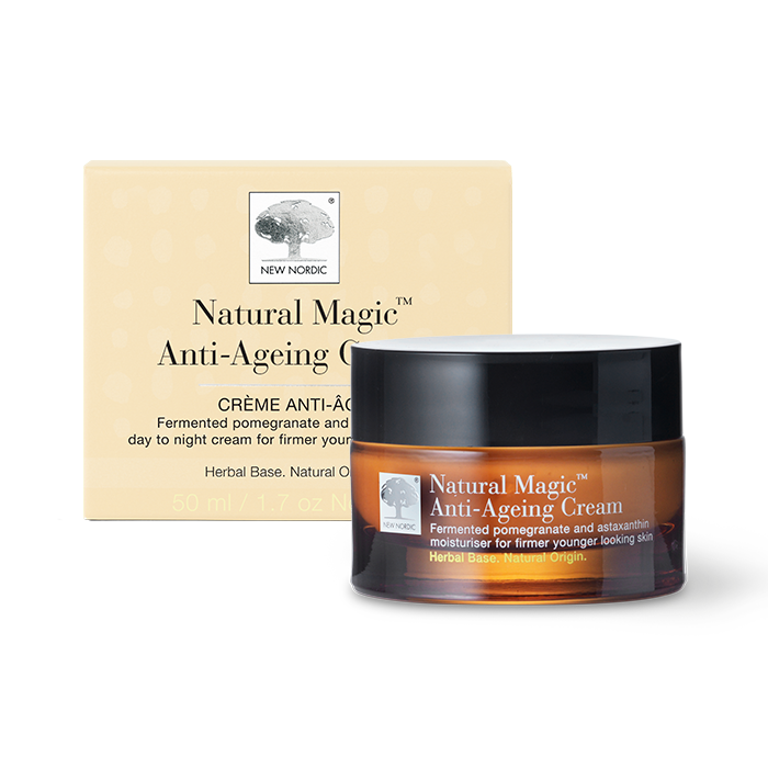 Ik zie er jeugdiger uit! 5 New Nordic Natural Magic™ Anti-Ageing Cream met granaatappel, astaxanthine en zonnebloemolie, helpt de huid te verzorgen en hydrateren.