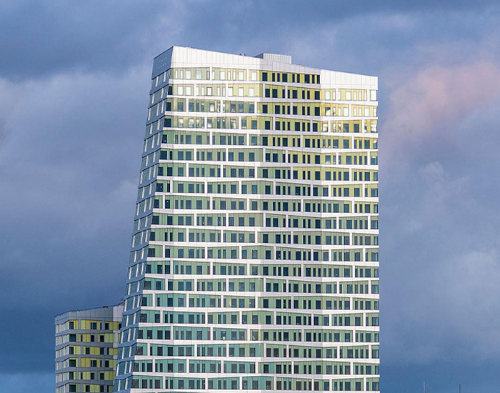 Modern gebouw met reflecterende ramen.