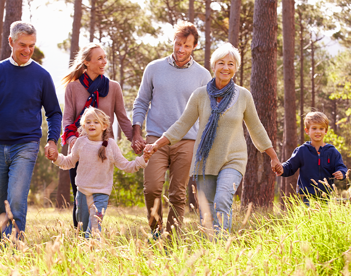 Familie wandelt samen in de natuur.