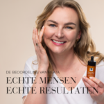 Portret van een glimlachende vrouw met Natural Magic™ Firming Serum bij een klantbeoordeling.