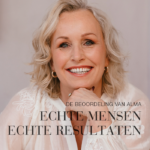 Portret van een glimlachende vrouw bij een klantbeoordeling over Natural Magic™ Amazing Eye™ Cream.