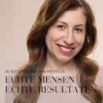 Portret van een glimlachende vrouw bij een klantbeoordeling over Natural Magic™ huidverzorging.