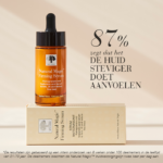 Natural Magic™ Firming Serum met tekst 87 procent ervaart stevigere huid.