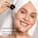 Vrouw brengt Natural Magic™ Firming Serum aan als illustratie van een stevigere huid en minder zichtbare fijne lijntjes.