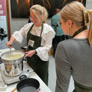 Herbal Schools 31 Vrouw experimenteert met kruiden tijdens een kruiden evenement.