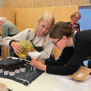 Herbal Schools 35 Twee vrouwen experimenteren met kruiden tijdens een kruiden evenement en leren over planten.