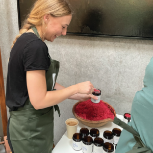 Herbal Schools 36 Vrouw experimenteert met kruiden tijdens een kruiden evenement en leert over planten.
