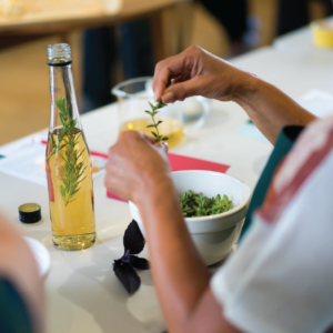 Herbal Schools 38 Beeld van een kruiden evenement.
