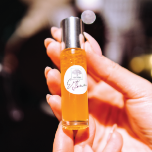 Herbal Schools 43 Hand houdt een kleine New Nordic fles vast.
