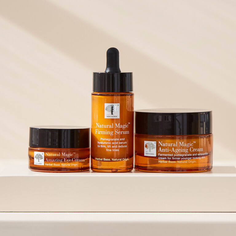 Natural Magic™ skincare lijn op een podium.