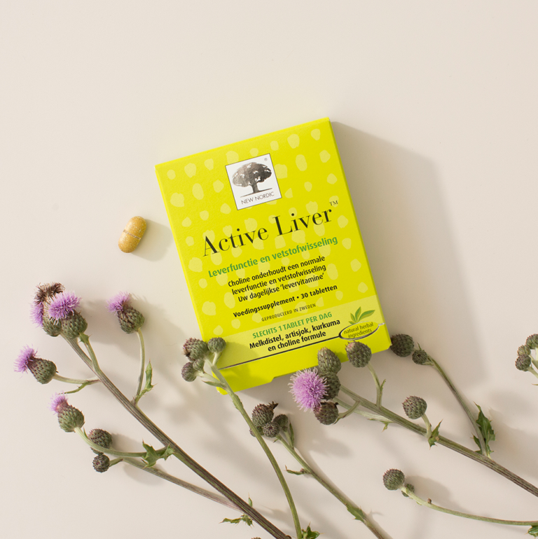 Active Liver™ verpakking met tablet en mariadistelbloemen op een lichte achtergrond.