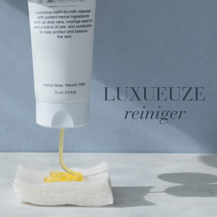 Verpakking van Deep Cleanse™ Black Bee Honey Cleansing Balm met reiniger op een wattenschijfje en de vermelding Luxueuze reiniger.
