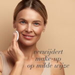 Vrouw verwijdert make-up met een wattenschijfje als illustratie van een milde gezichtsreiniging.