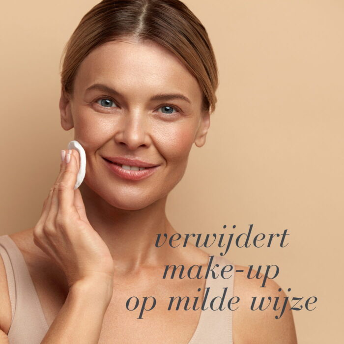 Vrouw verwijdert make-up met een wattenschijfje als illustratie van een milde gezichtsreiniging.