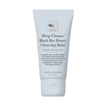 New Nordic Deep Cleanse™ Black Bee Honey Cleansing Balm met honing, aloë vera en moringa, helpt de huid in balans te houden.