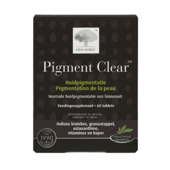New Nordic Pigment Clear™ verpakking met ingrediënten voor huidpigmentatie op een donkere achtergrond.