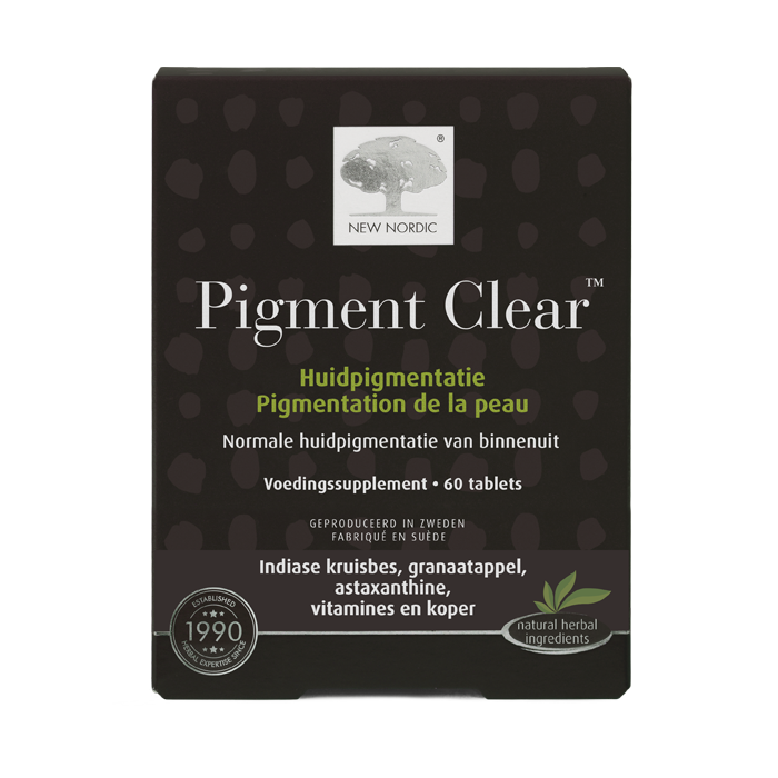 di_webpackshot_pigmentclear_60_NL_new New Nordic Pigment Clear™ verpakking met ingrediënten voor huidpigmentatie op een donkere achtergrond.