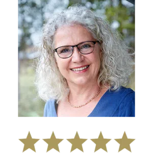 Portret van een glimlachende vrouw met vijf sterren eronder.