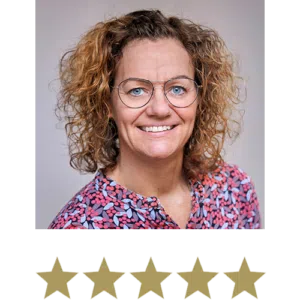 Portret van een glimlachende vrouw met vijf sterren eronder.