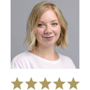 Hair Volume™ Gummies 10 Glimlachende blonde vrouw met vijf gouden sterren als symbool voor een vijfsterrenbeoordeling.