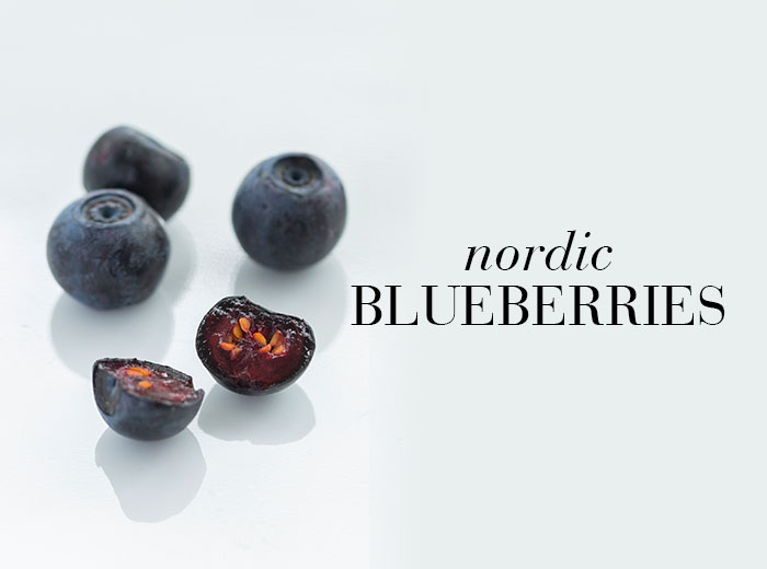 Myrtilles nordiques entières et coupées avec texte "nordic BLUEBERRIES".