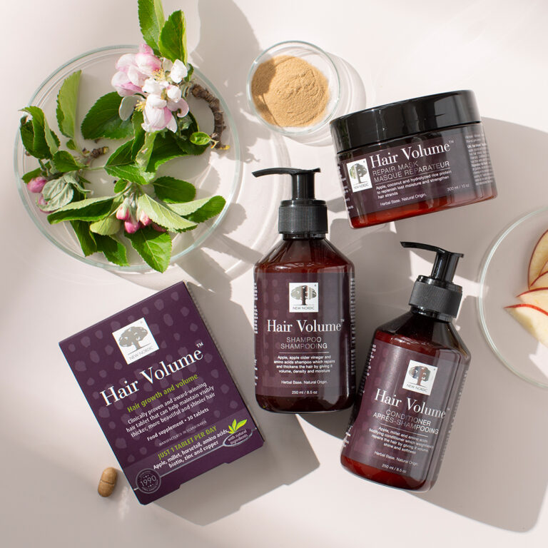 Hair Volume™ assortiment met shampoo, conditioner, repair mask en supplementen op een lichte achtergrond.