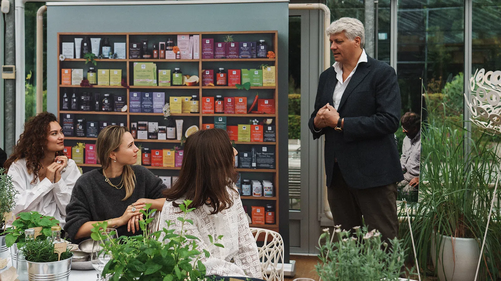 Spreker presenteert het New Nordic assortiment aan deelnemers tijdens een kruiden evenement.