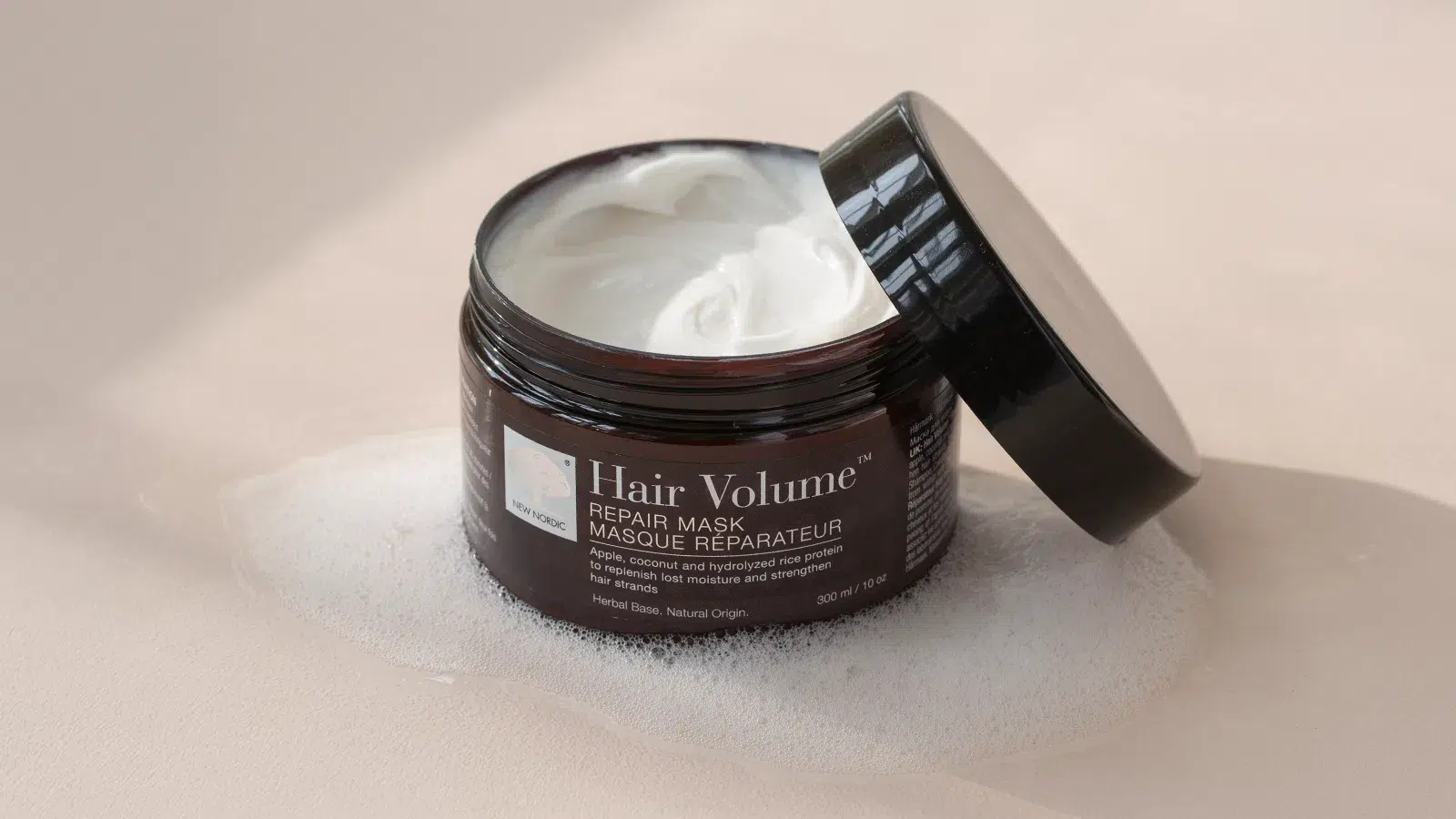Open Hair Volume™ Repair Mask met zichtbare crème textuur op een lichte achtergrond met schuim.